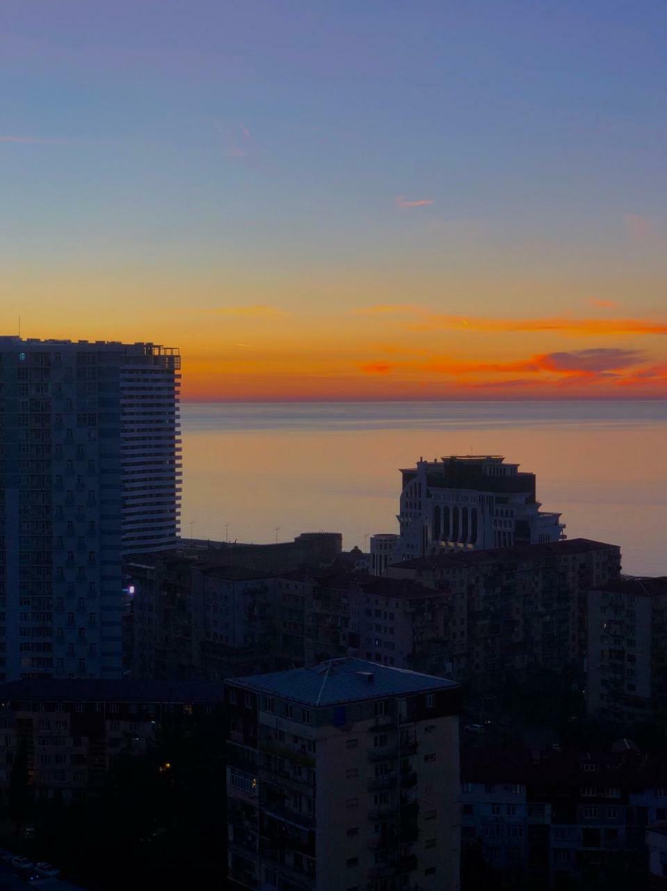 Cozy Bright Apartment With Amazing Sea View 巴统 外观 照片