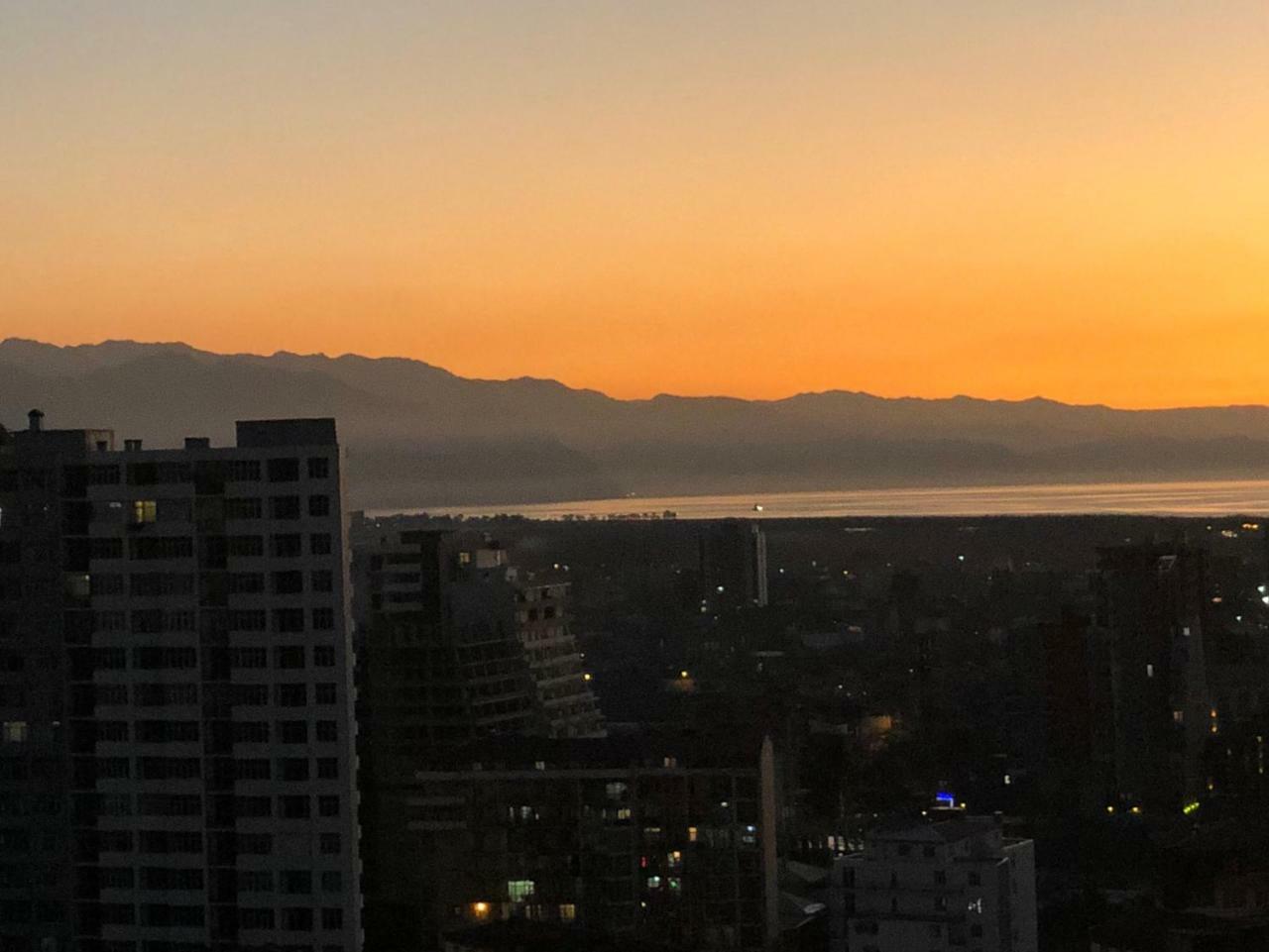 Cozy Bright Apartment With Amazing Sea View 巴统 外观 照片