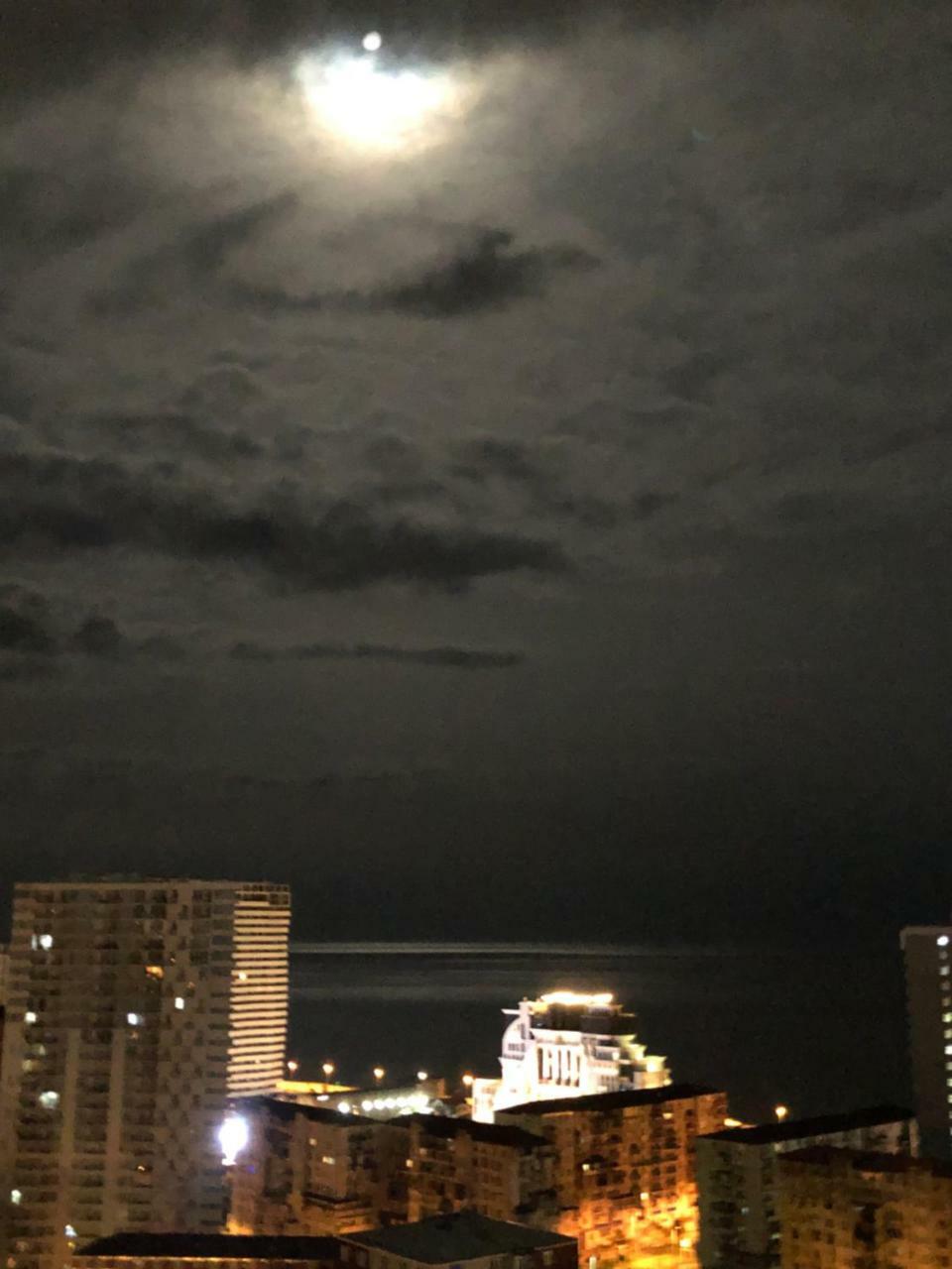Cozy Bright Apartment With Amazing Sea View 巴统 外观 照片